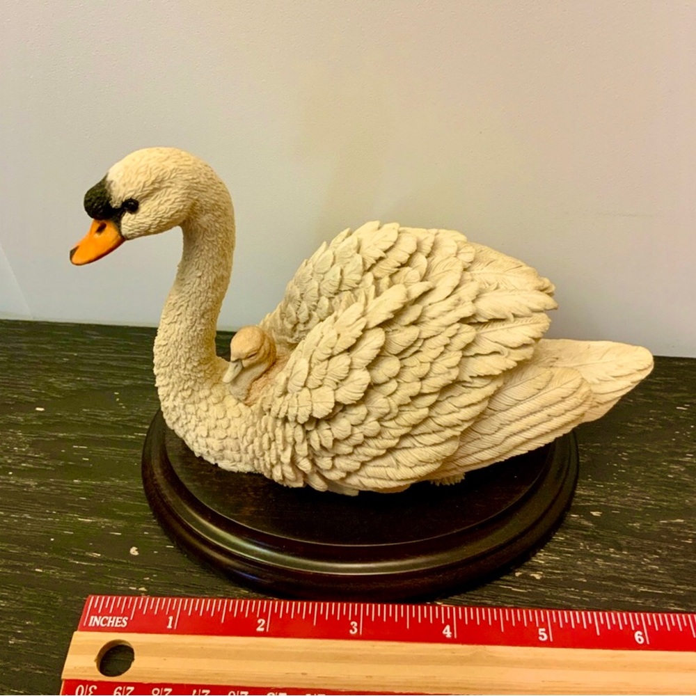 Vintage Country Artists Swan and Baby Cygnet Collector Statue Figurine w Stand - Picture 4 of 7